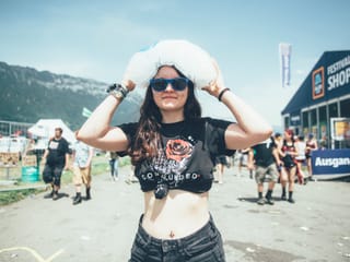 Festivalbesucherin mit Eis auf dem Kopf
