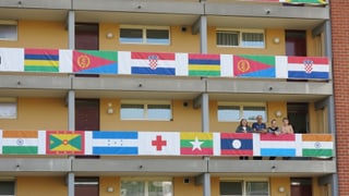 Vier Personen auf dem Balkon. Vier Personen auf dem Balkon.