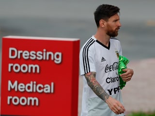 Lionel Messi kommt aus der Garderobe.