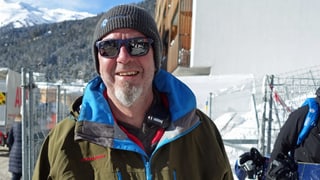 Mann mit Kappe, Sonnenbrille und Spitzbart Mann mit Kappe, Sonnenbrille und Spitzbart