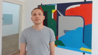 Levent Pinarci steht vor einem seiner Abschlusswerke.