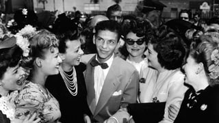 Frank Sinatra jung und von Frauen umzingelt.