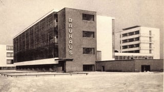 Eine Postkarte zeigt ein modernes Gebäude, an dessen Fassade Bauhaus steht.