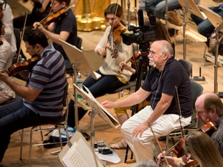 David Zinman, Chefdirigent des Tonhalle-Orchesters inmitten der Musizierenden.