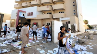 Hunderte Gegner der Islamisten stürmten das Büro der Partei für Aufbau und Entwicklung  in der Hauptstadt Tripolis.