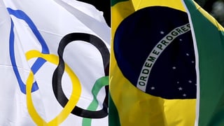 Die olympische und brasilianische Flagge wehen nebeneinander. 