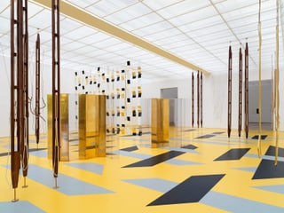Installationen in gold und gelb Installationen in gold und gelb