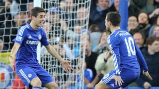 Oscar (l.) und Eden Hazard gehen jubelnd aufeinander zu.