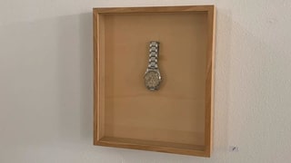 Fingernägel auf einer Uhr. Fingernägel auf einer Uhr.