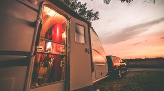 Camper im Sonnenuntergang