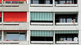 Ein Mehrfamilienhaus in Zürich, Blick von aussen die Balköne. 