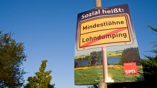 Eine Werbetafel für die SPD. Darauf steht: Sozial heisst: Mindestlöhne und nicht Lohndumping.