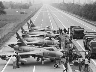 Hunter-Hawker-Kampfflugzeuge stehen auf einem gesperrten Autobahnabschnitt