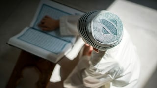 Ein Junge liest den Koran. Ein Junge liest den Koran.