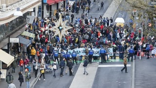 Auf der Strasse wurden Weihnachtslieder gesungen, musiziert und Parolen geschrien. Auf der Strasse wurden Weihnachtslieder gesungen, musiziert und Parolen geschrien.