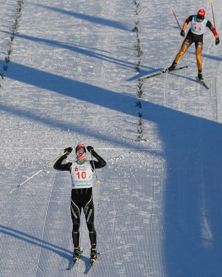Tim Hug überquert die Ziellinie vor Björn Kircheisen.