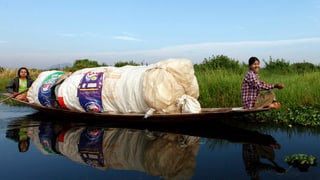 Zwei Frauen auf einem Kanu-ähnlichen Boot.