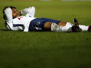 Danny Rose liegt am Boden