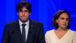 Der Chef der Regionalregierung Kataloniens, Carles Puigdemont, und die Bürgermeisterin von Barcelona, Ada Colau.