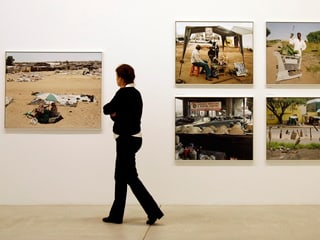 Eine Besucherin in einer David Goldblatt Ausstellung in Winterthur, 2007.