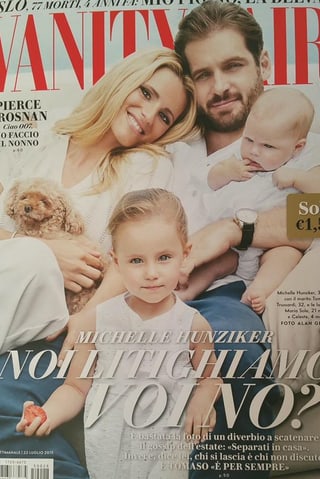Cover der «Vanity Fair». Darauf zu sehen ist Michelle Hunziker mit einem Pudel auf dem Arm. Tomaso Trussardi mit Bart und einem Baby auf dem Arm. Im Vordergrund steht ein Mädchen in weissem Kleidchen. Cover der «Vanity Fair». Darauf zu sehen ist Michelle Hunziker mit einem Pudel auf dem Arm. Tomaso Trussardi mit Bart und einem Baby auf dem Arm. Im Vordergrund steht ein Mädchen in weissem Kleidchen.