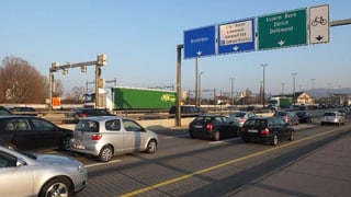 Autos fahren über Schwarzwaldbrücke.