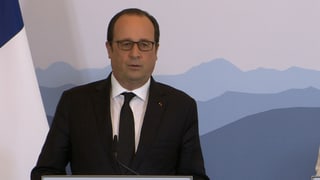 Hollande vor Rednerpult.