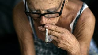 Eine krebskranke Israelin konsumiert ärztlich verordnetes Cannabis. 