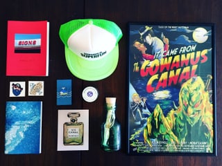 Tisch mit Souvenirs. Tisch mit Souvenirs.