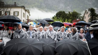 Die Landgemeinde mit Glarus. Man sieht Regenschirme.