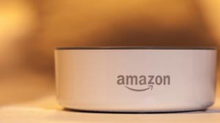 Ein Amazon-Echo-Dot-Lautsprecher. Ein Amazon-Echo-Dot-Lautsprecher.