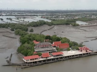 Das Wat Khun Samut Chin ist bei Flut von Wasser umgeben.