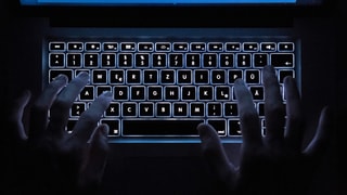 Ein Laptop im dunklen. 