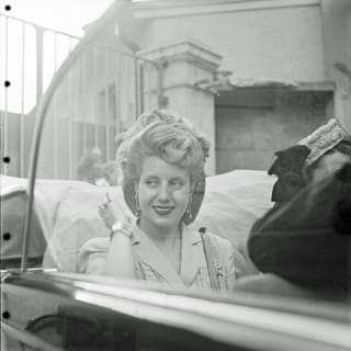 Eva Perón in einem offenen Auto in Bern