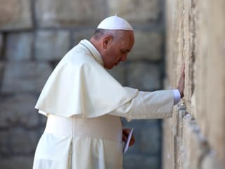 Papst an der Klagemauer. Er hält einen Zettel in der Hand.