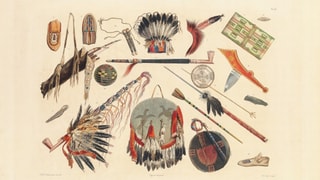 Abbildungen von indianischen Gerätschaften und Waffen, unter anderem Federschmuck, Beile, und Speere.