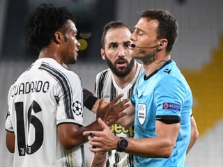 Schiedsrichter Felix Zwayer will nicht mit Juves Juan Cuadrado und Gonzalo Higuain diskutieren. Schiedsrichter Felix Zwayer will nicht mit Juves Juan Cuadrado und Gonzalo Higuain diskutieren.