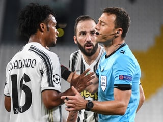 Schiedsrichter Felix Zwayer will nicht mit Juves Juan Cuadrado und Gonzalo Higuain diskutieren.