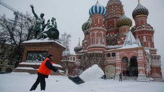 Ein Angestellter befreit den Roten Platz von den Schneemassen.