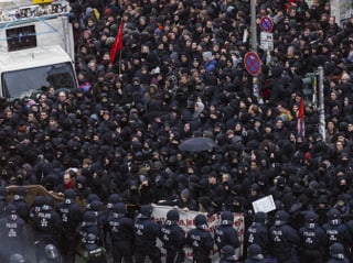 Dutzende Demonstranten werden von der Polizei aufgehalten