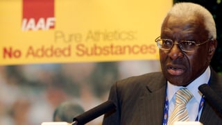  Ex-IAAF-Präsident Lamine Diack an einem Mikrofon