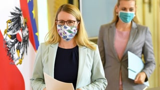 Wirtschaftsministerin Margarete Schramböck mit Maske.