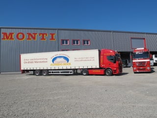 Lastwagen vor Lagerhalle