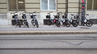 Mehrere Fahrräder stehen neben einer Station. 