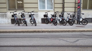 Mehrere Fahrräder stehen neben einer Station. Mehrere Fahrräder stehen neben einer Station.