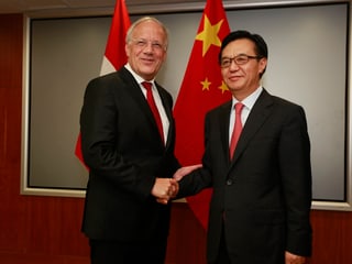 Johann Schneider-Ammann beim Händedruck in Peking.