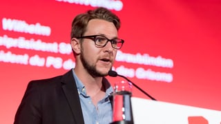 Philipp WIlhelm spricht auf einem Podium