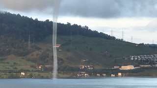 Ein Rüssel reicht auf den Zugersee hinunter. Ein Rüssel reicht auf den Zugersee hinunter.