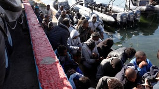 Migranten am Hafen in Tripolis, nachdem sie auf See gerettet werden mussten. 
