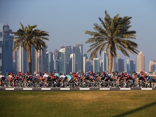 Die Fahrer passieren die Skyline von Doha.